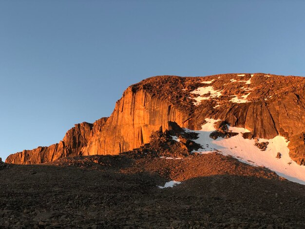 Foto formaciones rocosas en la montaña contra un cielo despejado