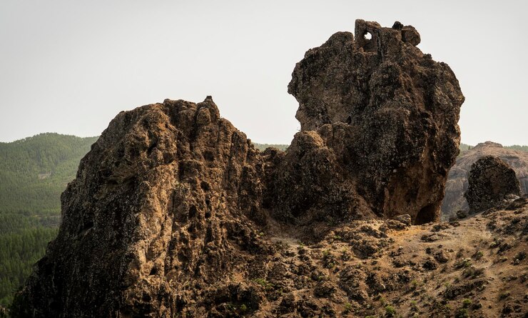 Foto formaciones rocosas en la montaña contra un cielo despejado