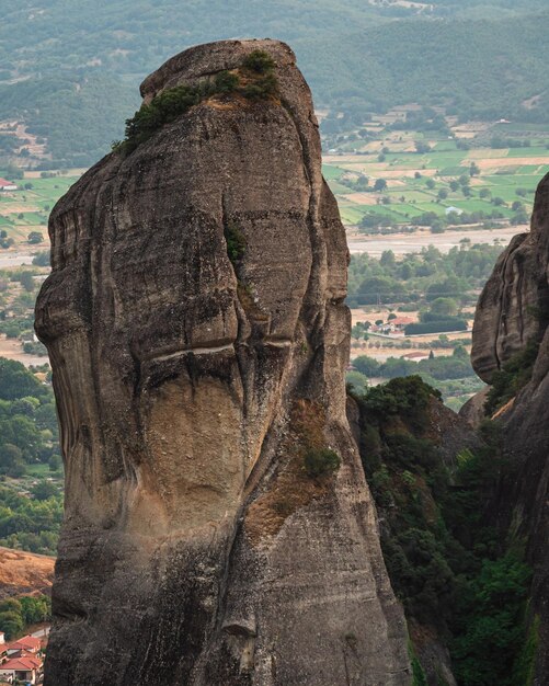 Foto formaciones rocosas en la montaña