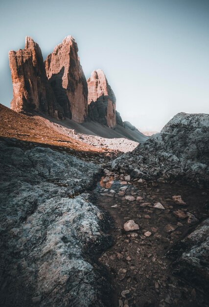 Foto formaciones rocosas en la orilla contra el cielo