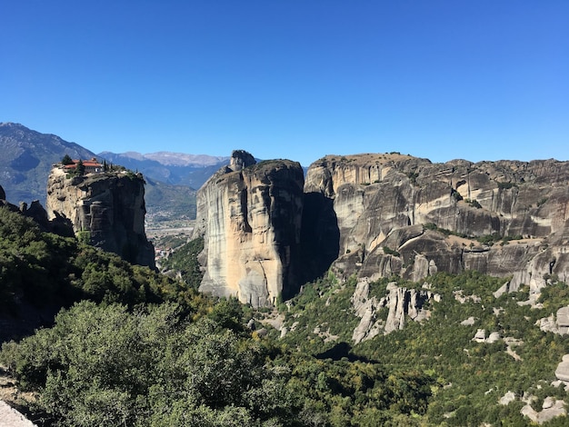 Formaciones rocosas en el paisaje contra un cielo despejado