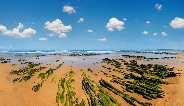 Formaciones rocosas en la playa de arena Portugal