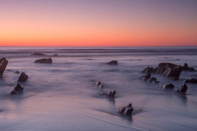 formaciones rocosas en la playa a la luz del atardecer