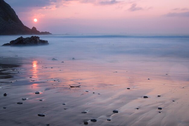 formaciones rocosas en la playa bajo la luz del atardecer