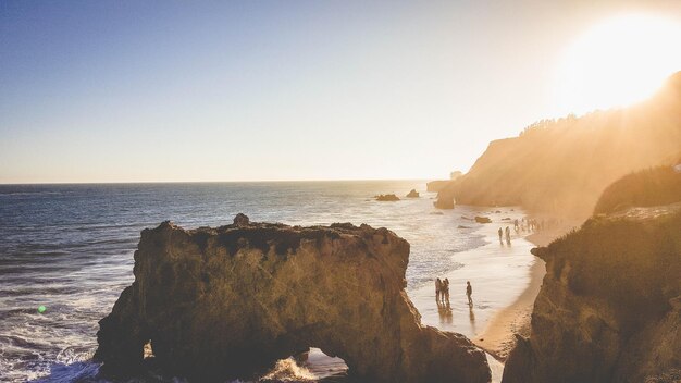 Foto formaciones rocosas en la playa de el matador contra el cielo en un día soleado