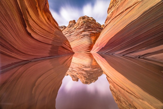 Formaciones rocosas que se reflejan en el lago tranquilo en Coyote Buttes