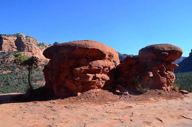 Formaciones rocosas redondeadas en la vibrante Sedona Arizona