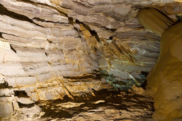 Formações dentro da caverna de Gokgol Zonguldak Turquia