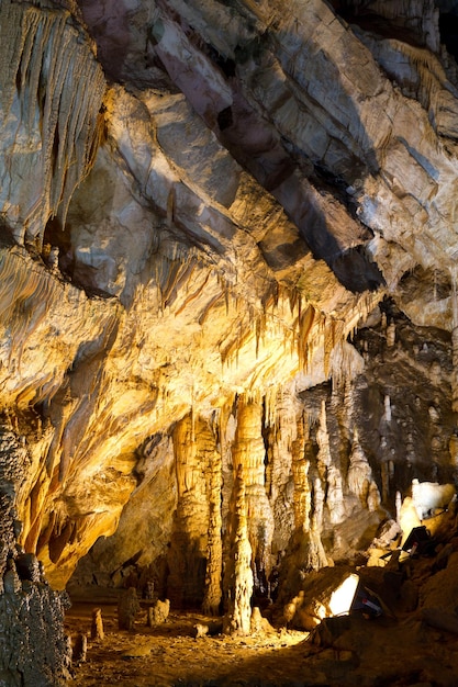 Formações dentro da caverna de Gokgol Zonguldak Turquia