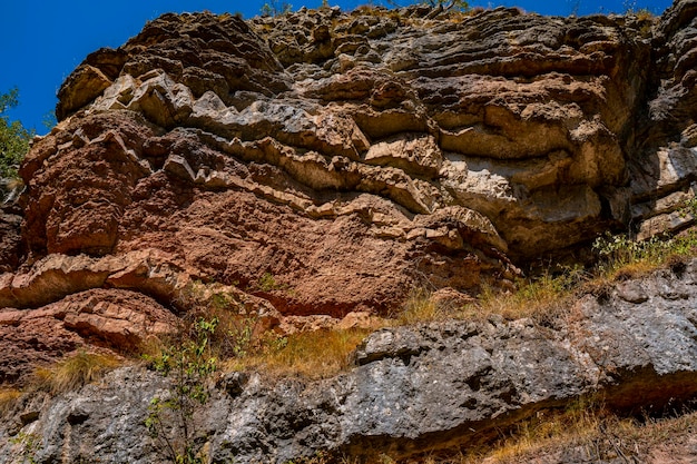 Formações geológicas no desfiladeiro do rio boljetin, no leste da sérvia