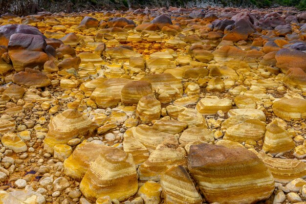 Formações minerais laranjas e poças em Rio Tinto