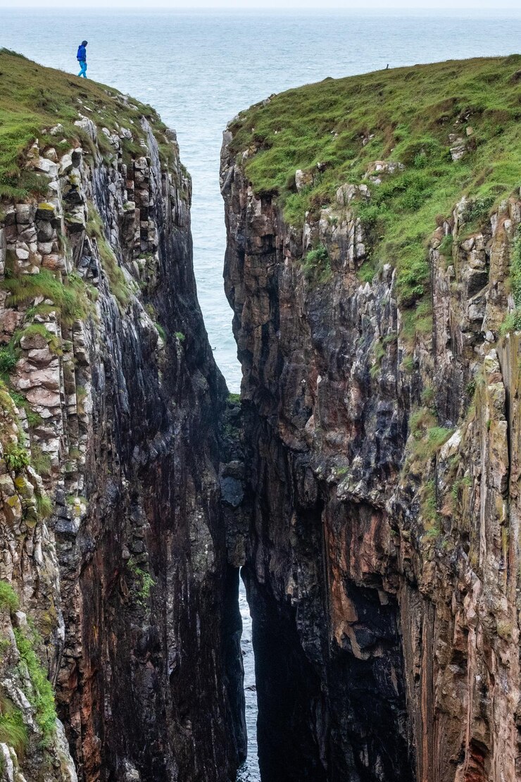 Foto formações rochosas contra o mar