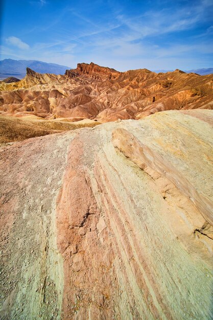 Formações rochosas de sedimentos do Vale da Morte com montanhas coloridas no deserto