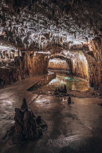 Foto formações rochosas em cavernas