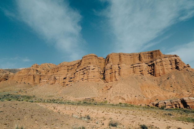 Formações rochosas em dia claro em Konorchek Canyons Quirguistão