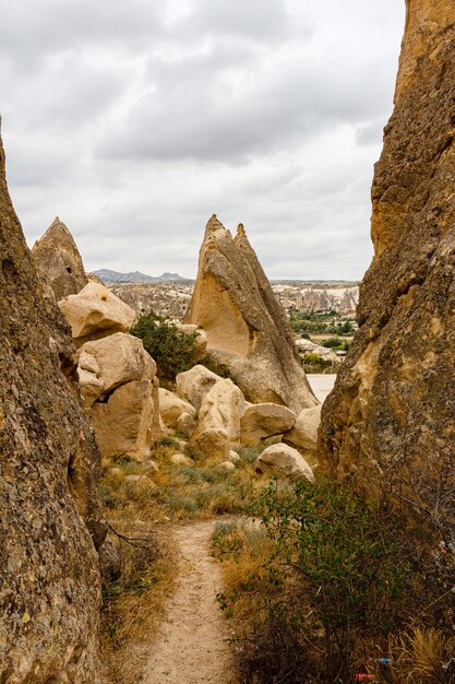 Foto formações rochosas em vales e montanhas cappadocia turquia