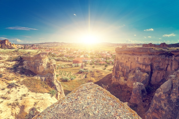 Formações rochosas espetaculares perto de Goreme, Capadócia, Turquia