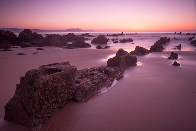 formações rochosas na praia à luz do sol