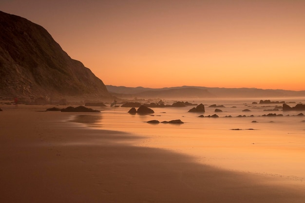 Formações rochosas na praia à luz do sol