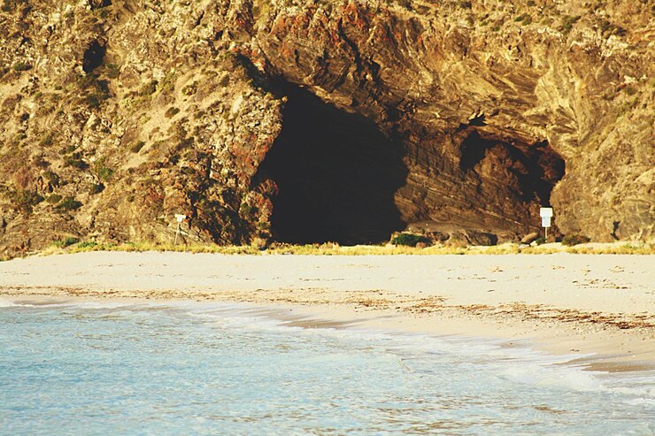 Foto formações rochosas na praia