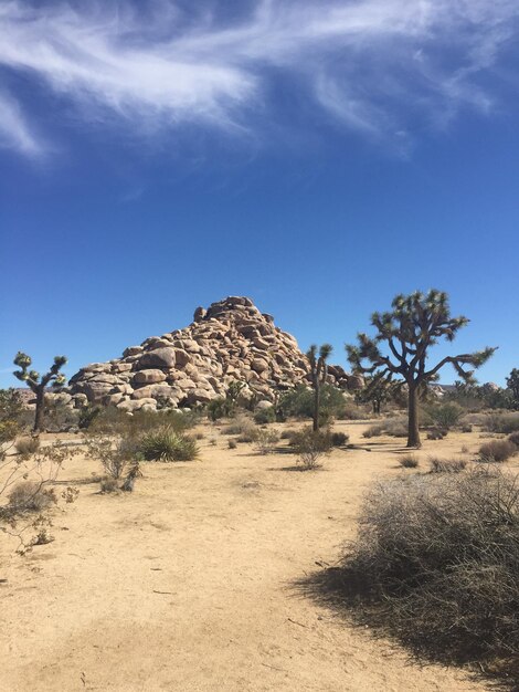 Foto formações rochosas no deserto contra o céu azul