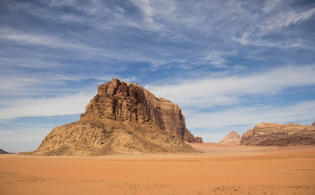 Formações rochosas no deserto contra o céu