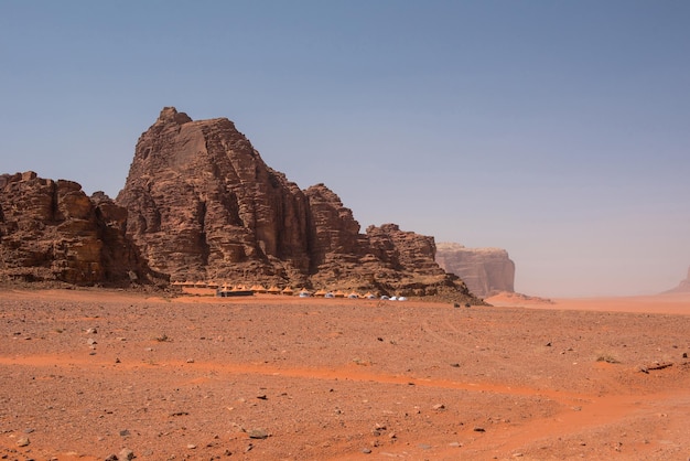 Formações rochosas no deserto contra um céu claro