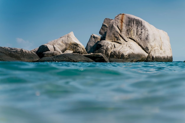 Foto formações rochosas no mar contra o céu azul