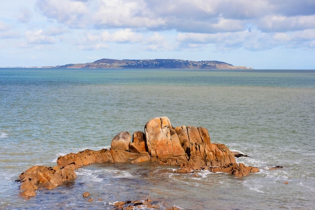 Formações rochosas no mar contra o céu