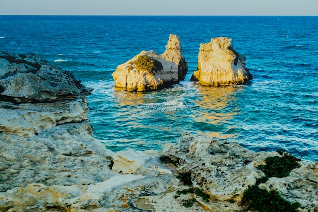 Formações rochosas no mar