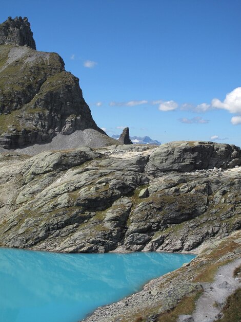 Foto formações rochosas pelo mar contra o céu azul lago glacial montanhas topo céu nublado hikking dreamland