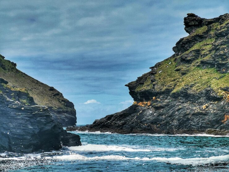 Foto formações rochosas pelo mar contra o céu