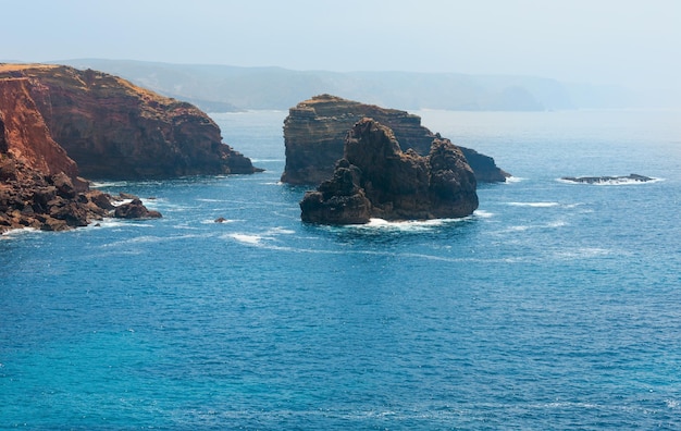 Formações rochosas perto da costa. Opinião da costa rochosa do Atlântico de verão (Costa Vicentina, Algarve, Portugal).