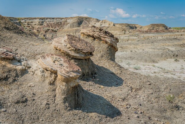 Foto formações rochosas únicas e hoodoos moldados pela erosão em avonlea badlands saskatchewan