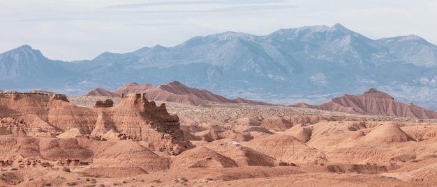 Formações rochosas vermelhas e hoodoos no deserto ao nascer do sol