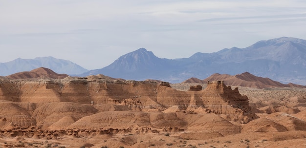 Formações rochosas vermelhas e hoodoos no deserto ao nascer do sol