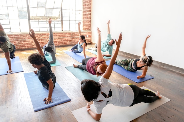 Formadora y sus alumnos en pose de yoga