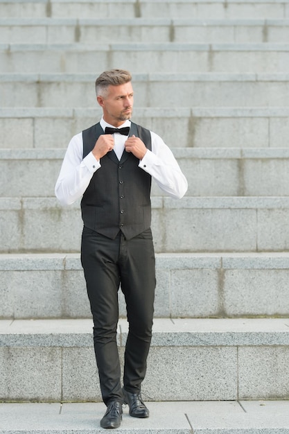 Formale Feier. Er hat Stil. Gentleman-moderner Stil. Guy gepflegter gutaussehender bärtiger Gentleman-Macho-Abnutzungshemd und -weste. Friseursalon für den Bräutigam. Vertrauen in seine Haltung. Eleganter Herr.