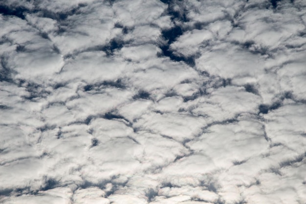 Se forman nubes oscuras y grises en el cielo.