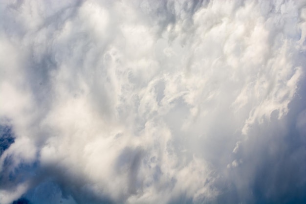 Se forman nubes oscuras y grises en el cielo.