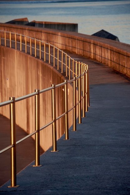 Foto formas abstractas con luces y sombras al amanecer en una pasarela de hormigón