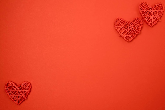 Formas de amor rojo sobre fondo rojo Fondo del día de San Valentín con corazones rojos Espacio de copia Vista superior