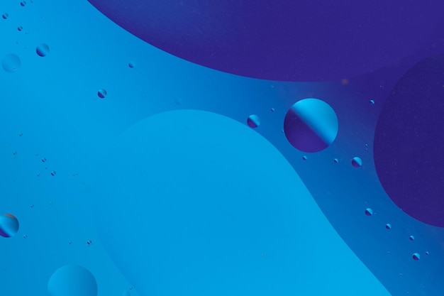 Las formas y burbujas azules abstractas crean un patrón de flujo suave que se asemeja a una serena escena submarina o superficie líquida