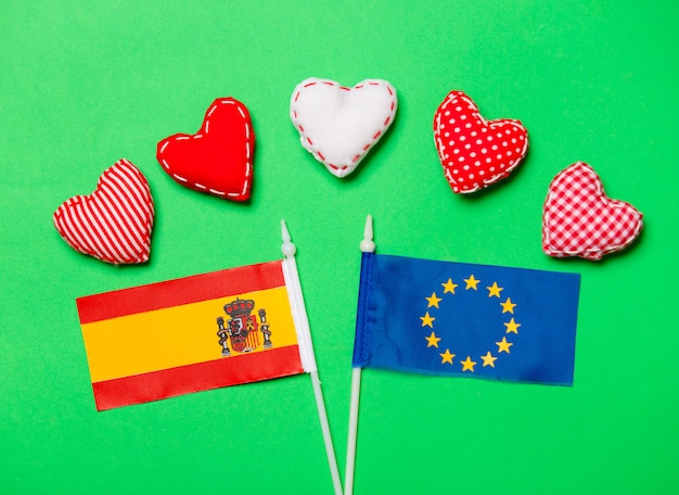 Foto formas de corazón y bandera de la unión de europa y españa.