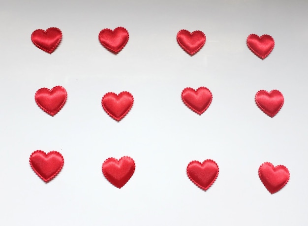 Formas de corazón contra un fondo gris