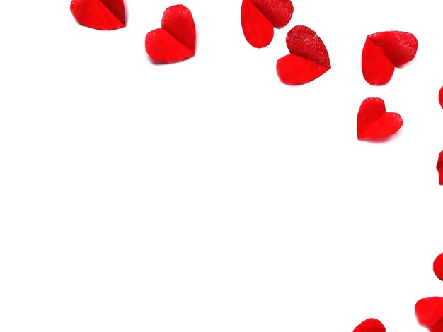Formas de corazón rojo sobre fondo blanco