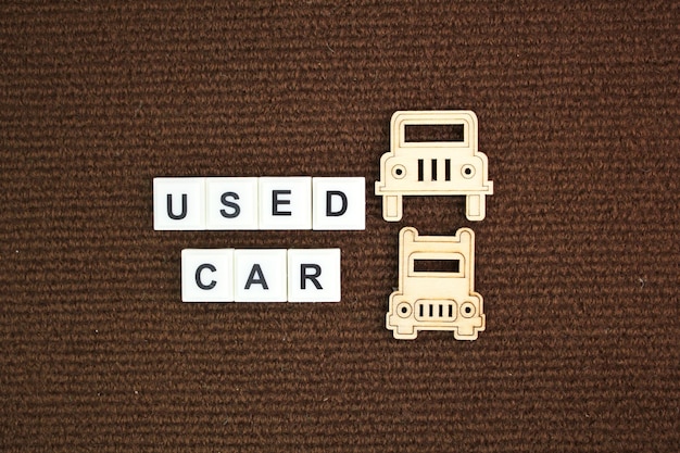 formas de carros de madeira e letras do alfabeto com a palavra carro usado o conceito de carros usados ou venda