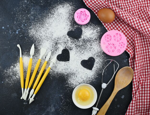 formas de coração em farinha, ovos e utensílios de panificação para cozinhar no dia dos namorados