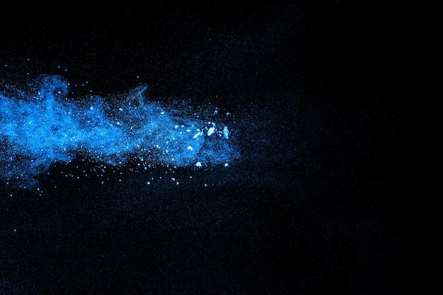 Foto formas extrañas de explosión de polvo azul.