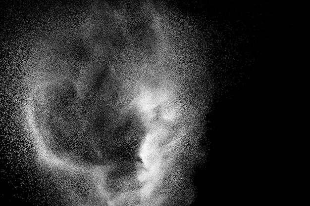 Formas extrañas de nube de explosión de polvo blanco sobre fondo negro